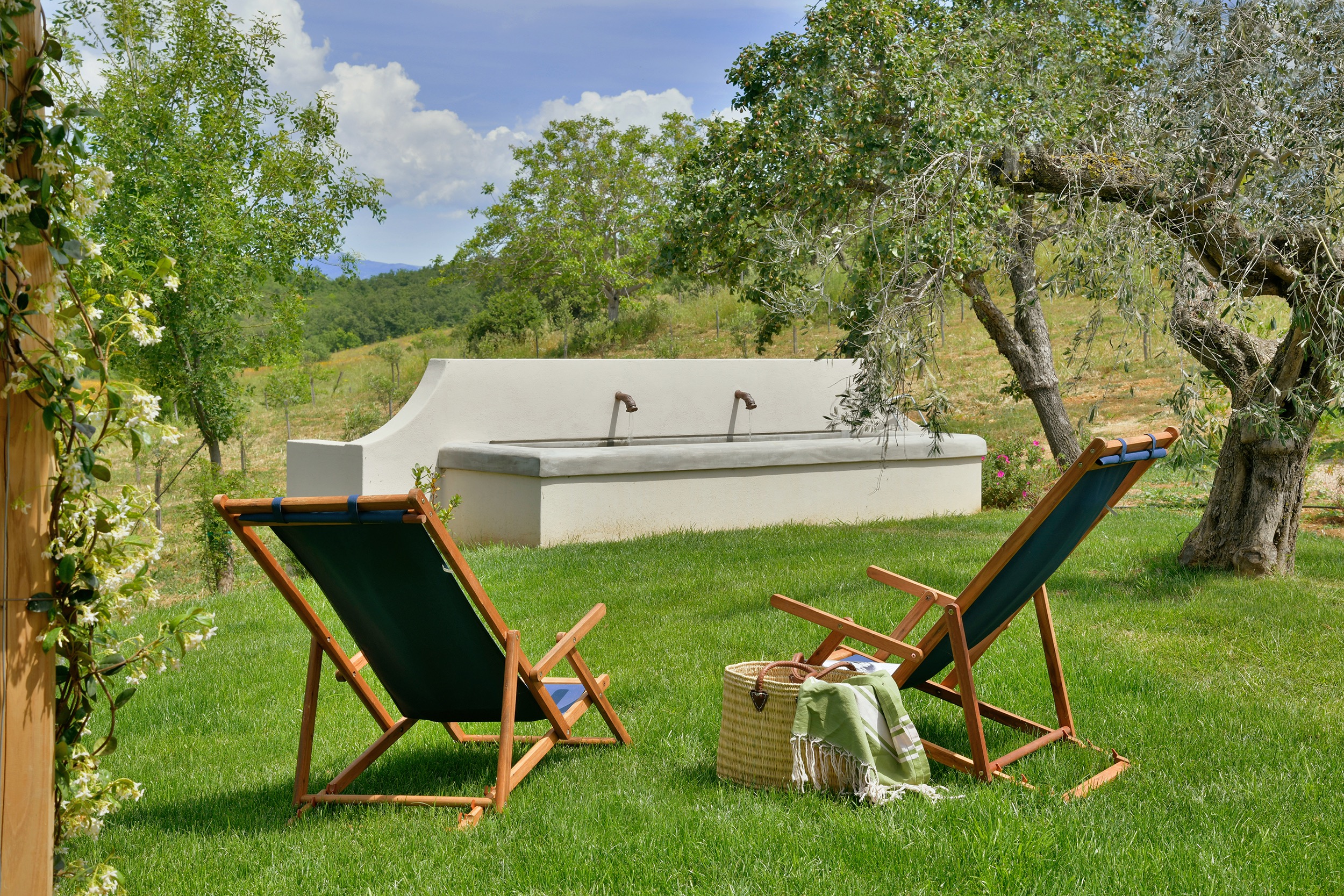 Tenuta Thun La Cerrettaia fountain garden tuscany italy