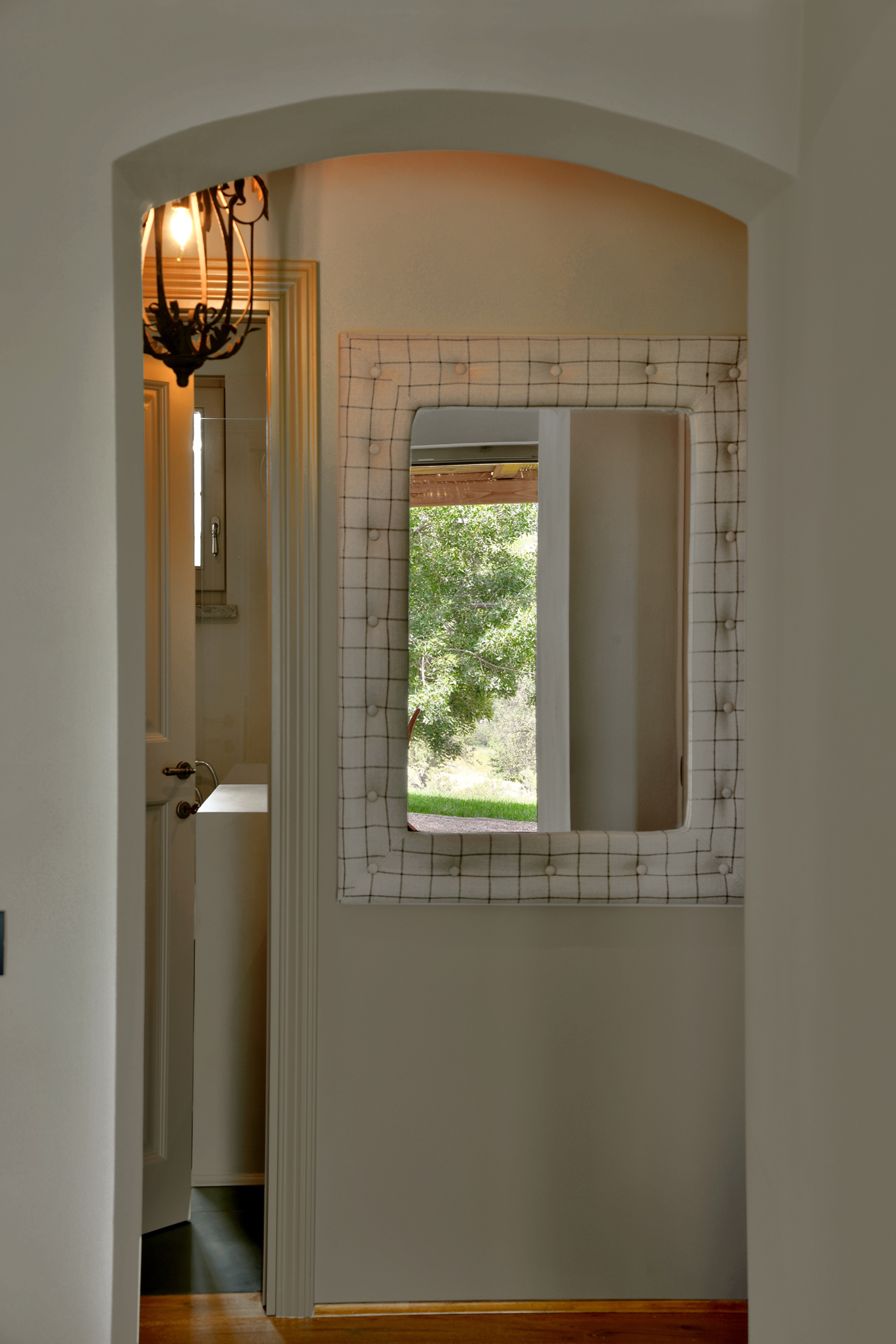 Tenuta-Thun-La-Cerrettaia-hallway-mirror