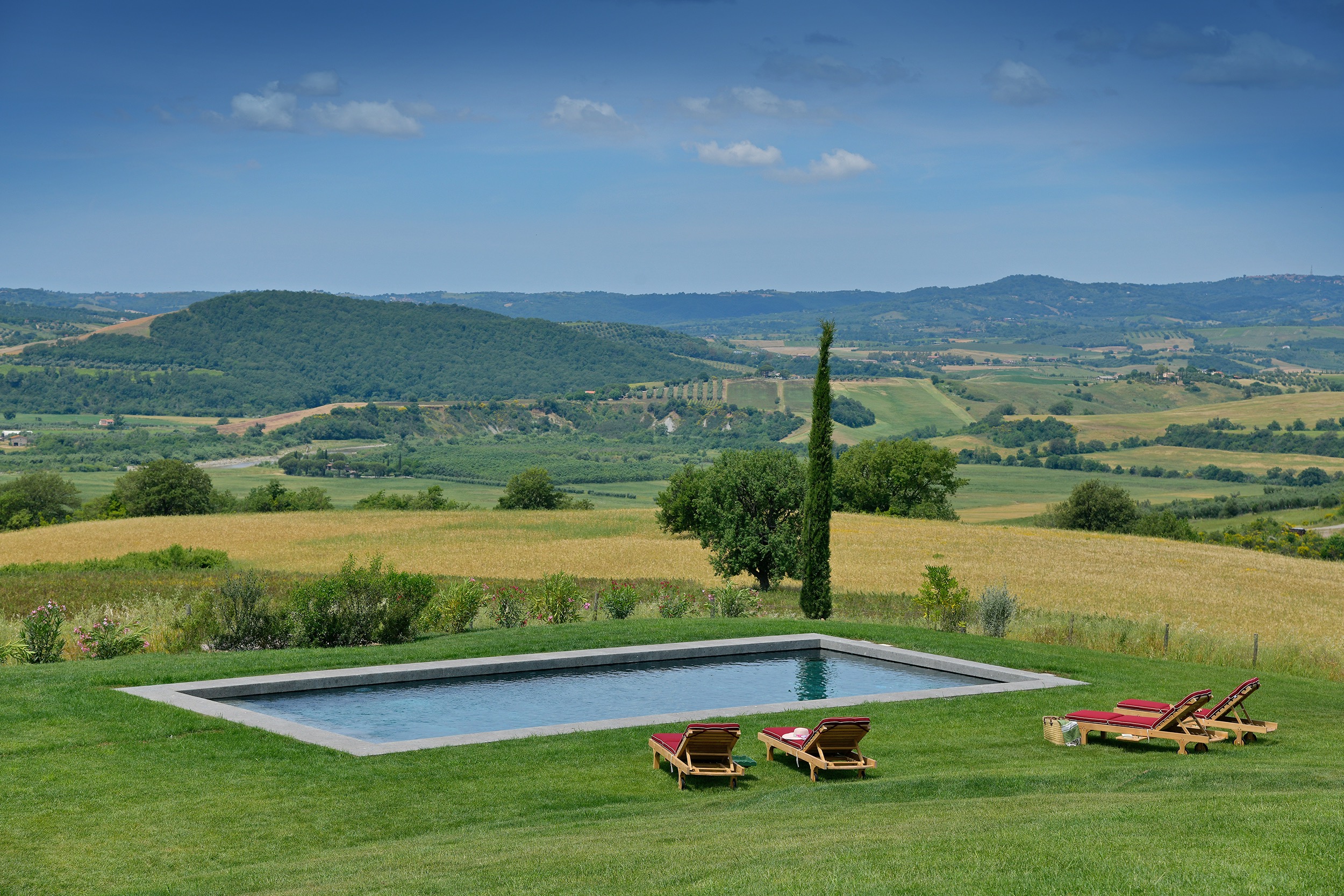 Tenuta Thun La Cerrettaia pool tuscany