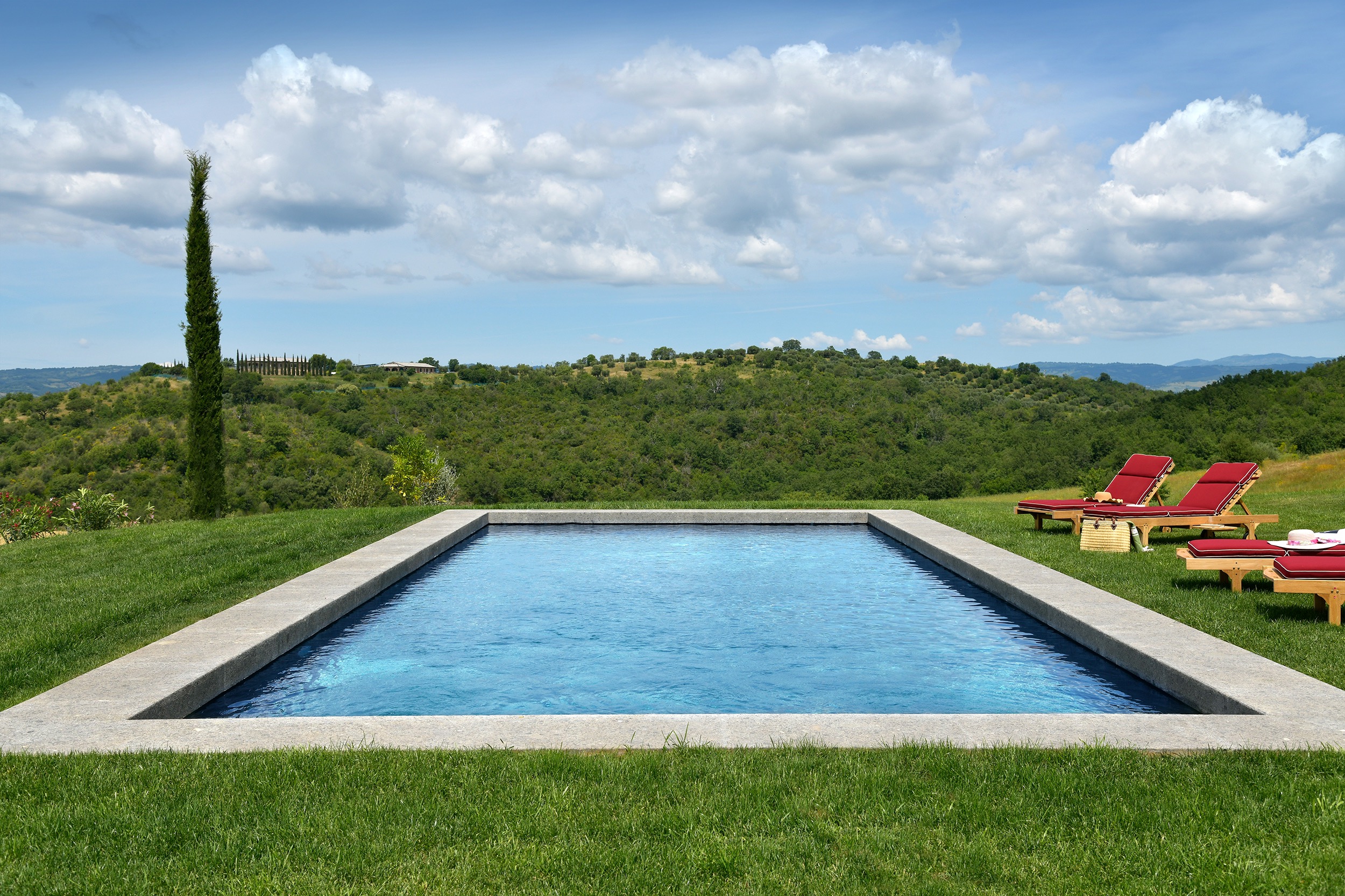 Tenuta Thun La Cerrettaia pool side