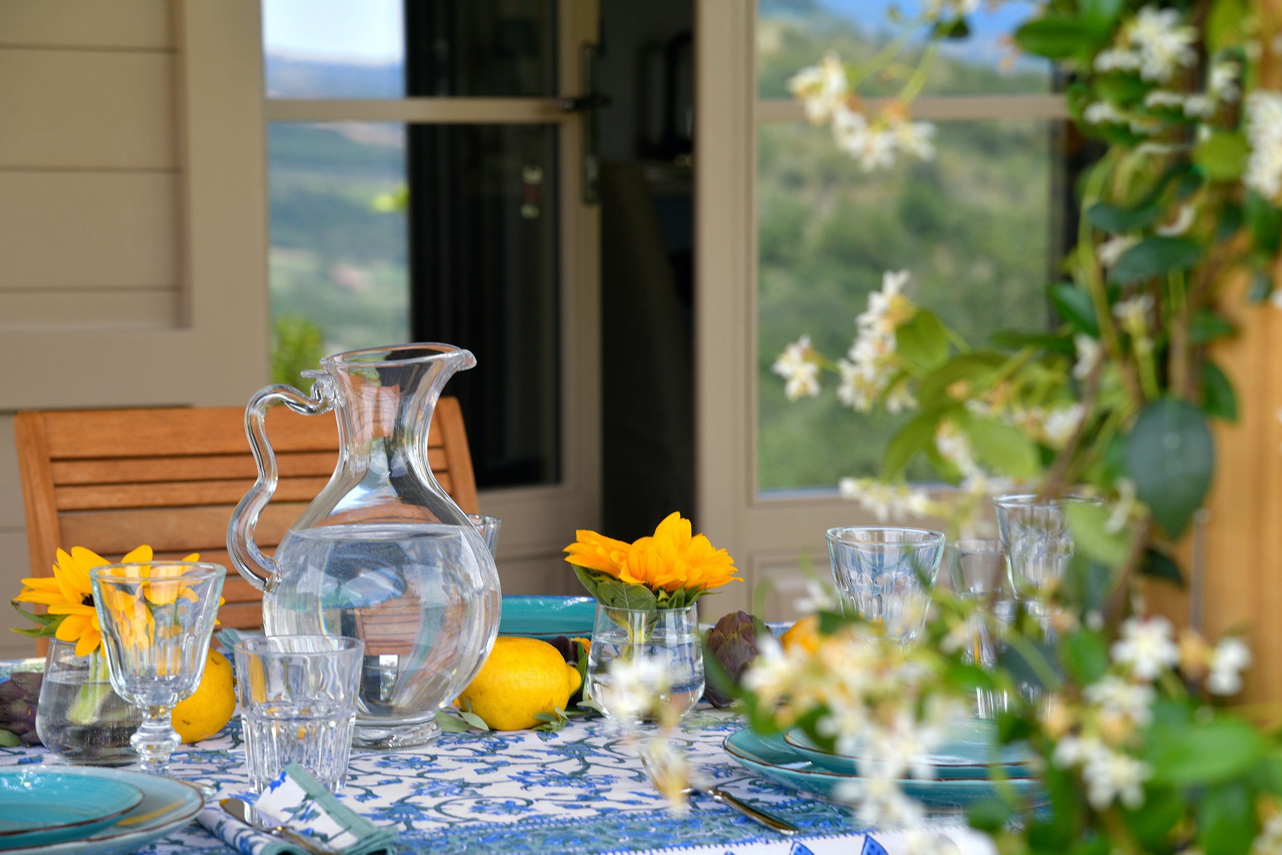 Tenuta Thun La Cerrettaia set table lemons water