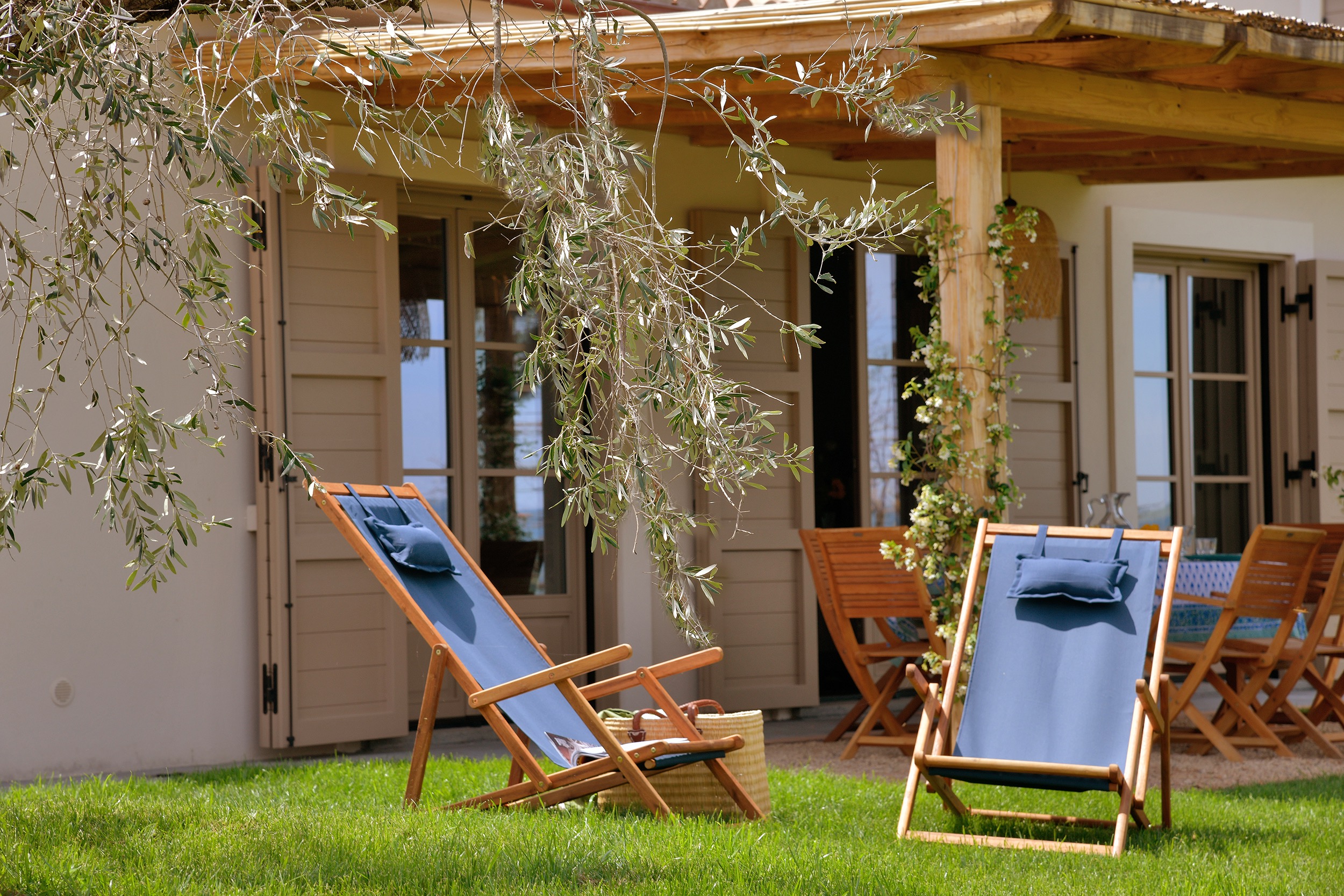 Tenuta Thun La Cerrettaia sun lounger tuscany guesthouse