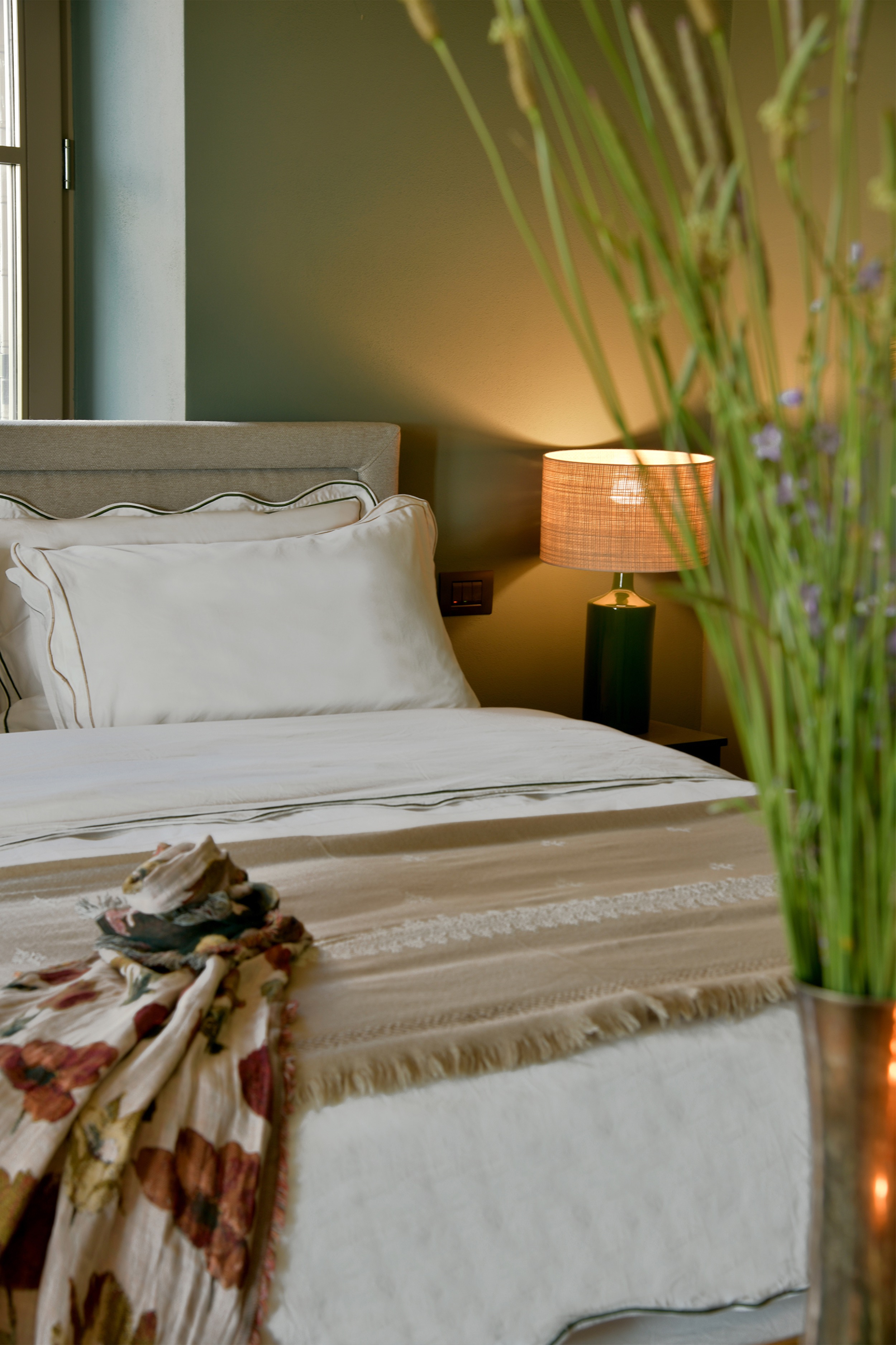 Tenuta-Thun-double-bedroom-green-sidelamp