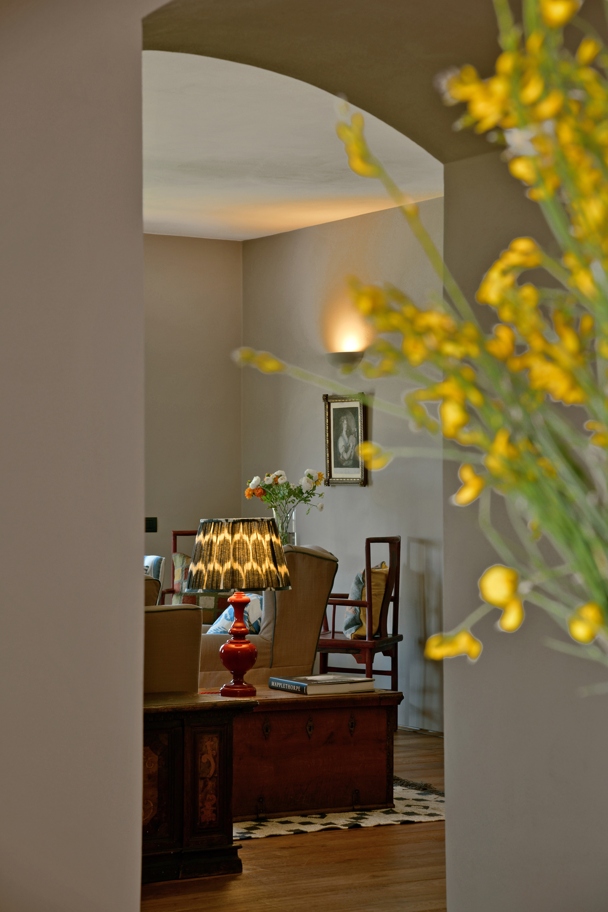 Tenuta-Thun-entrance-room-view-into-living-room