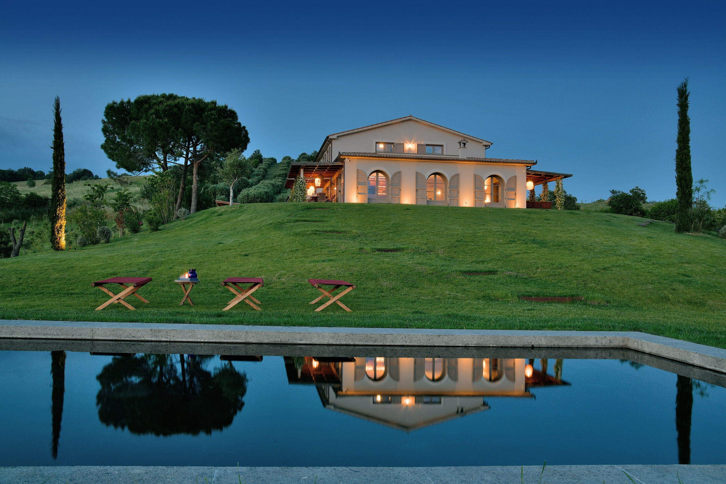 Tenuta Thun house at night