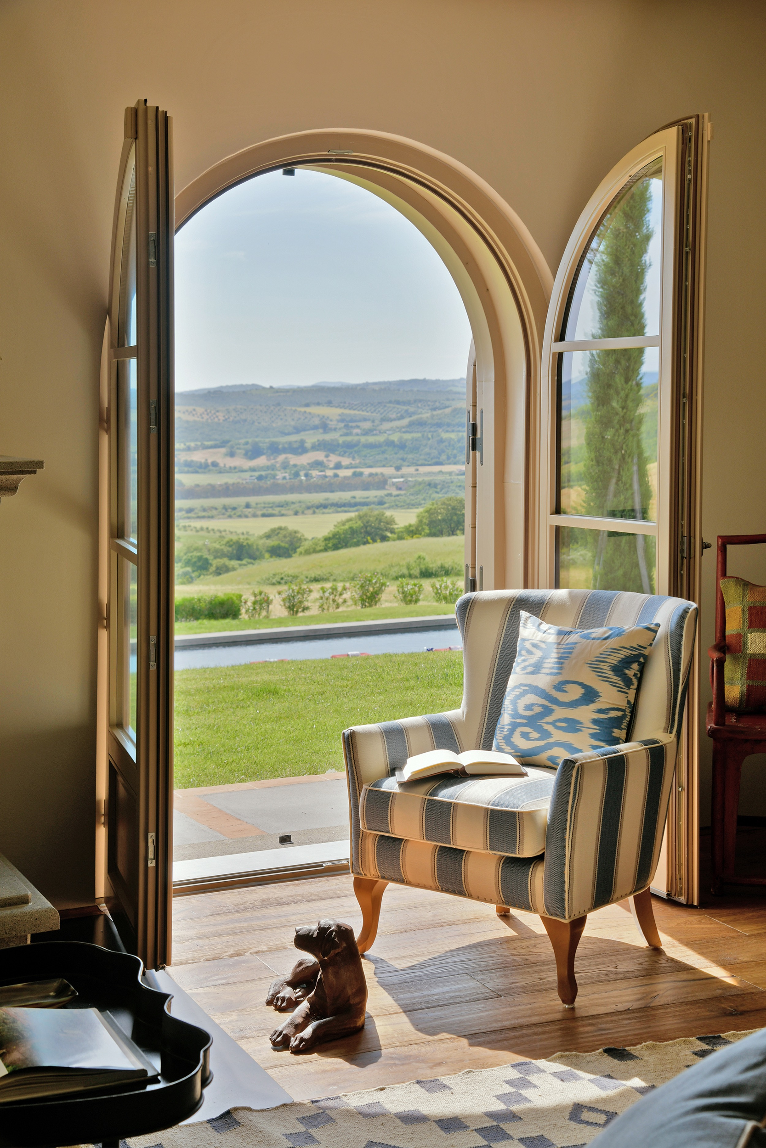 Tenuta-Thun-open-door-to-garden-armchair