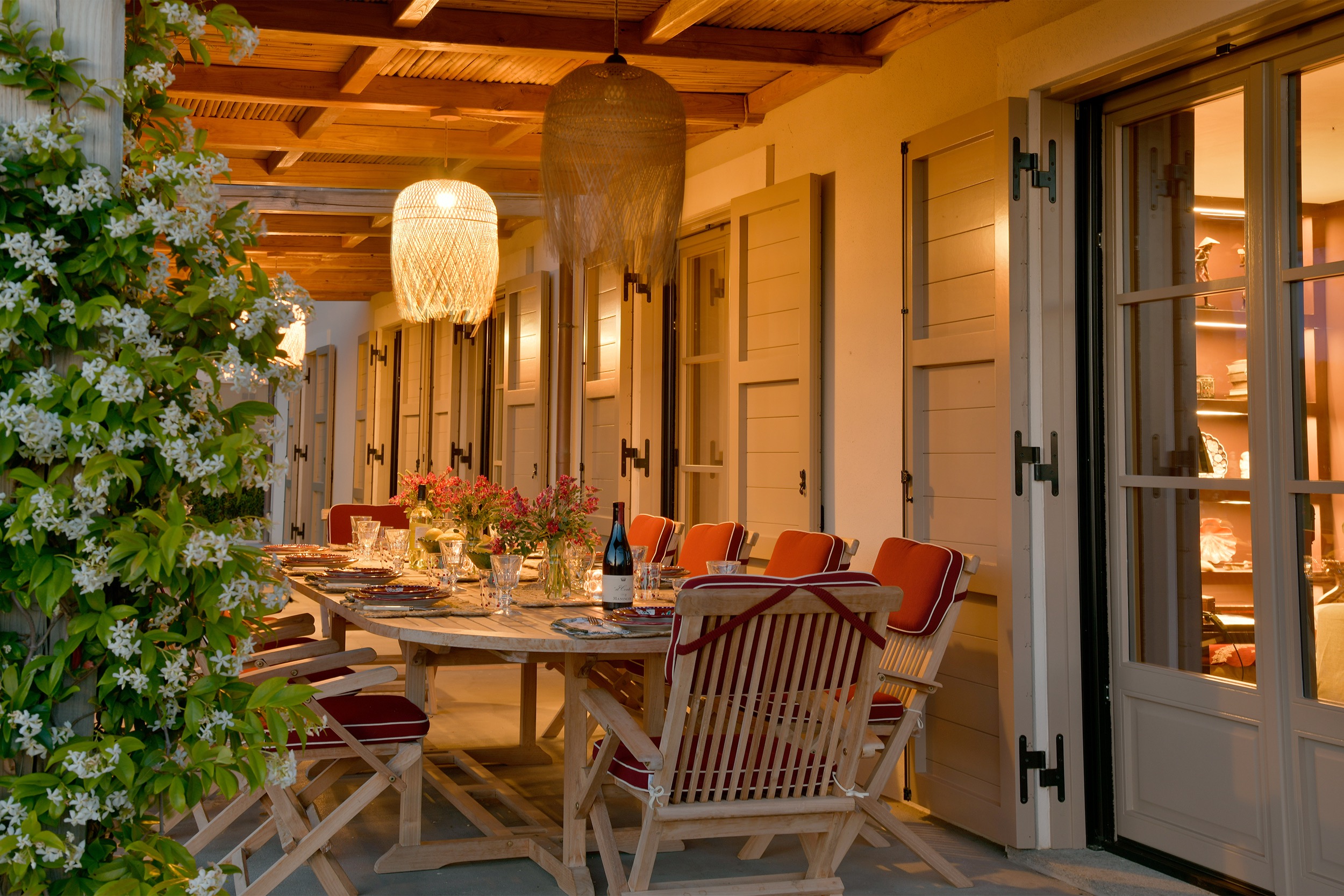 Tenuta Thun patiotable dinner at night