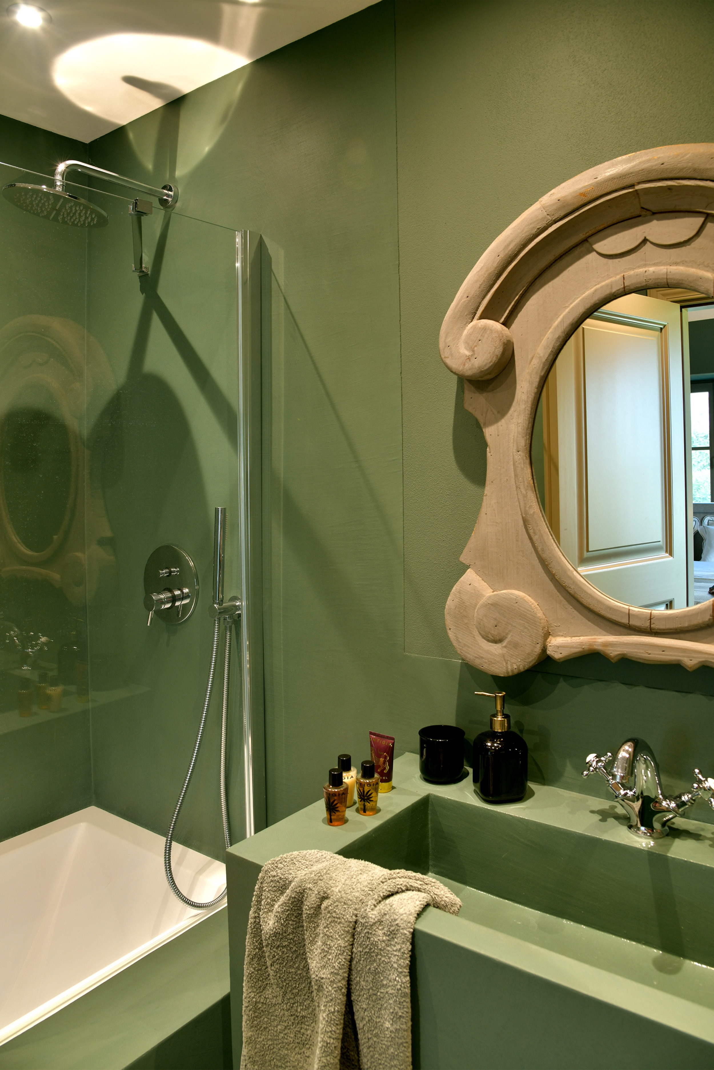 Tenuta-Thun-shower-bathtub-green-bathroom-mainhouse