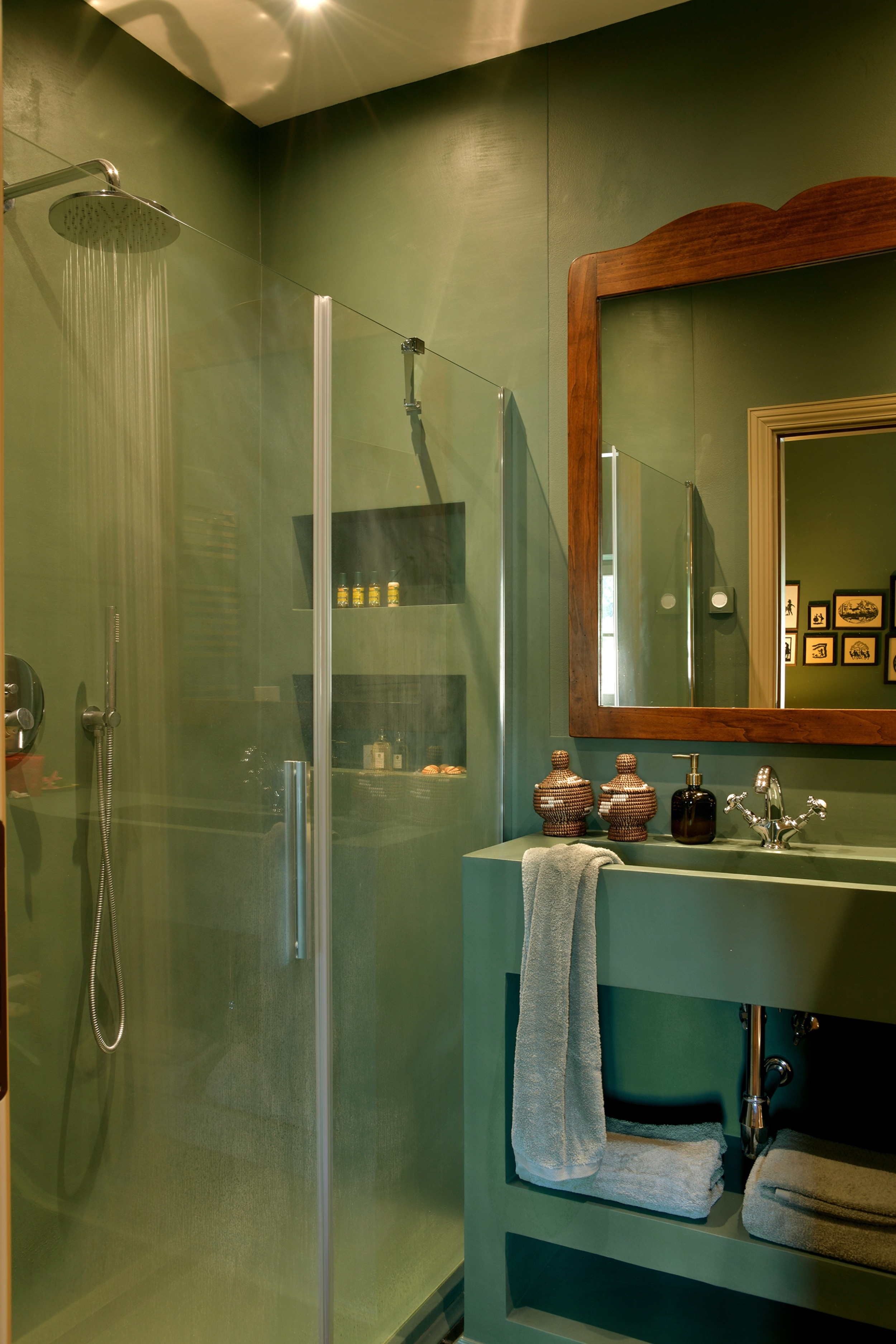 Tenuta-Thun-shower-green-room
