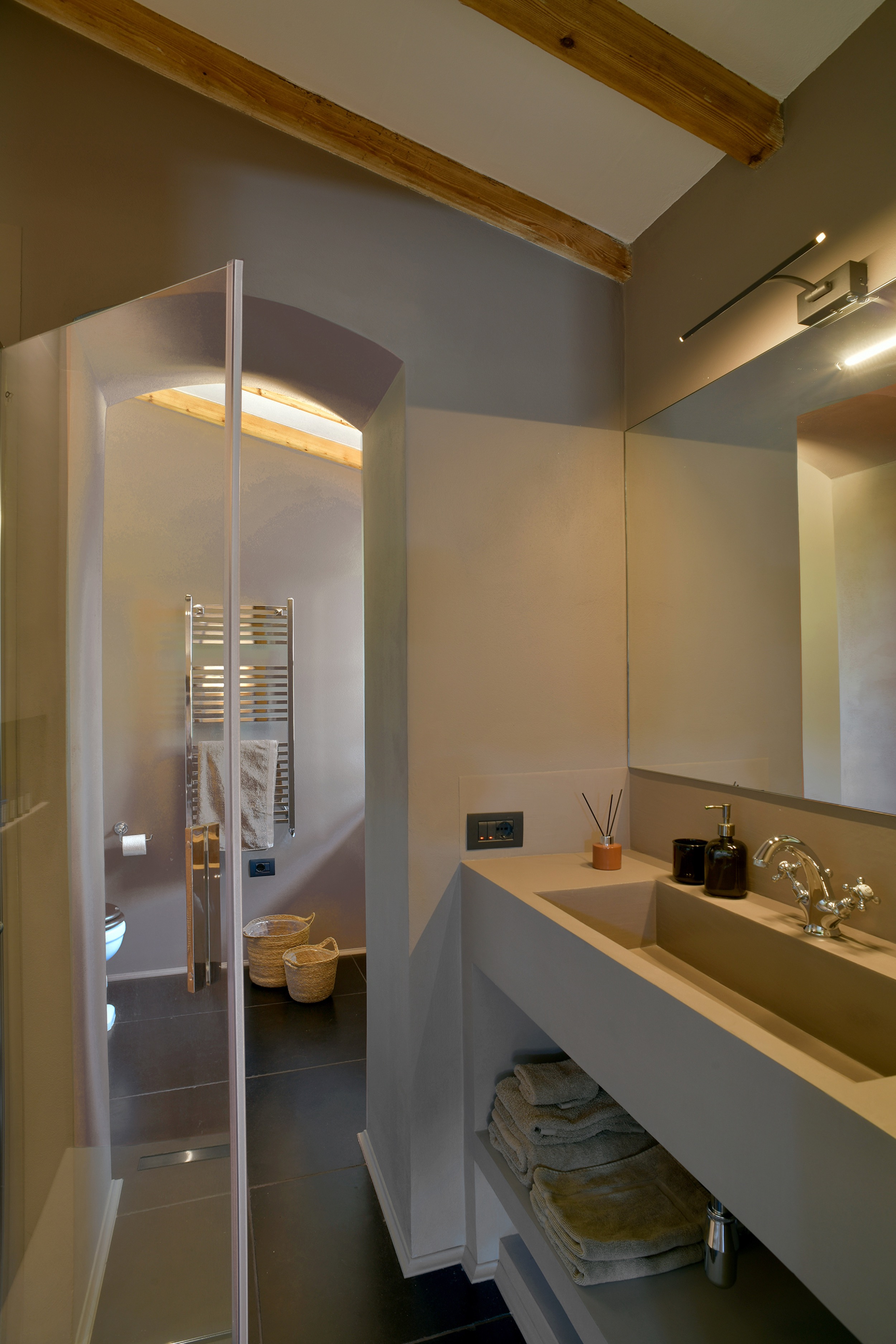 Tenuta-Thun-shower-on-suite-beigeroom