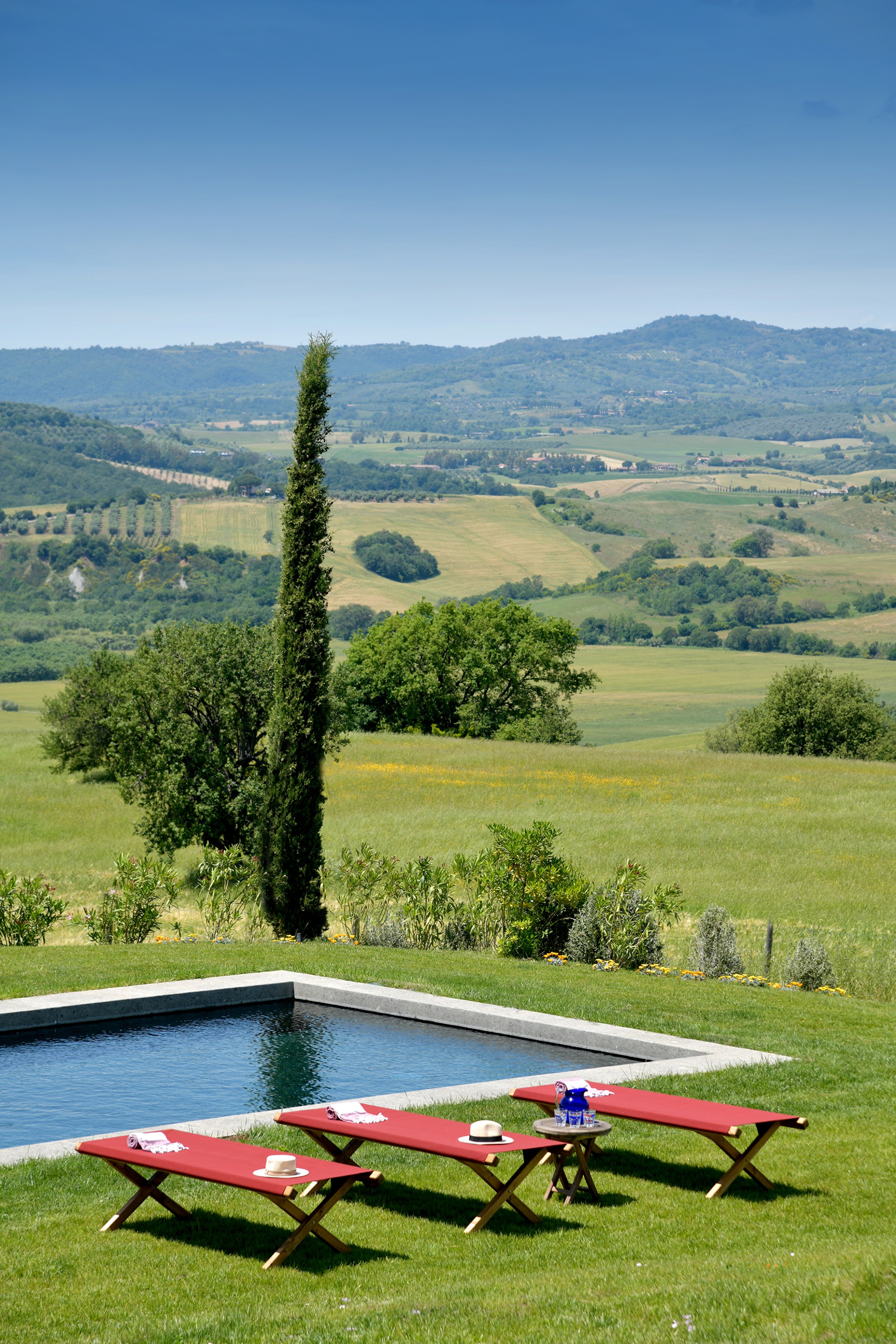 Tenuta-Thun-view-of-tuscany-landscape-beyond-pool